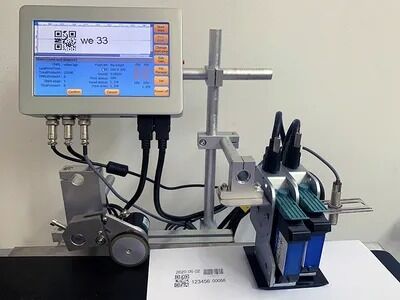 Тёплый струйный принтер D-EA с 7-дюймовым сенсорным экраном Бесконтактная система блокировки RFID и простая установка для печати номера партии